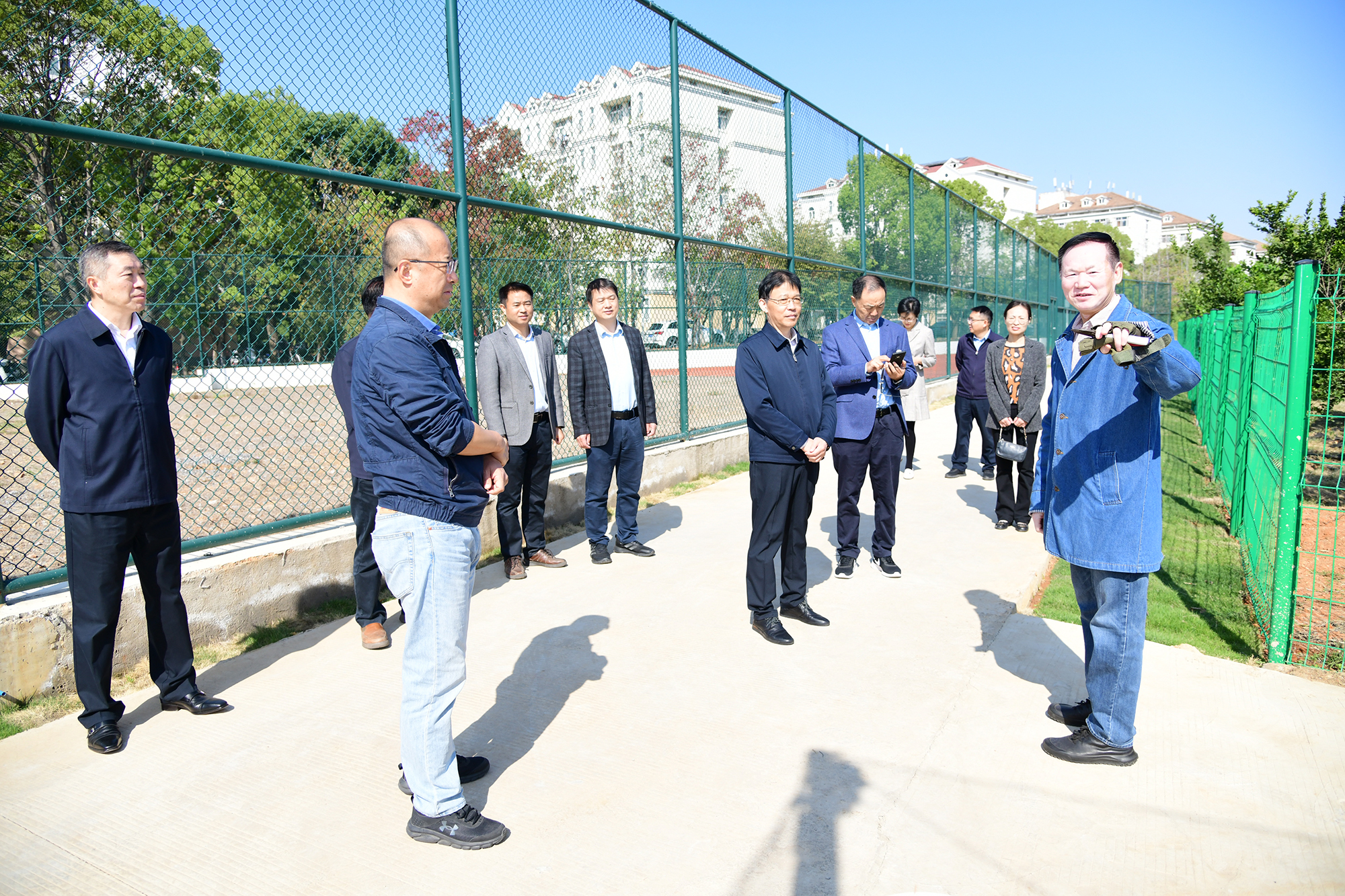 罗正荣教授介绍甜柿基地有关情况（记者 刘涛 摄）