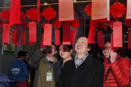 在会员食堂猜灯谜现场，李忠云等饶有兴趣地猜灯谜（记者 川竹 摄）