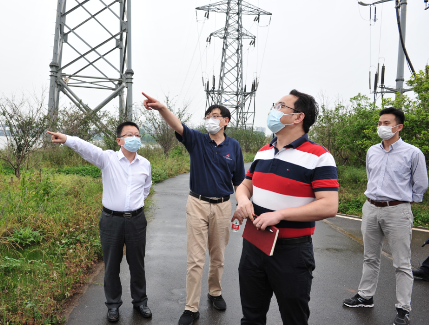 座谈会后,王怀卓一行分别前往附属学校,动物医院,野