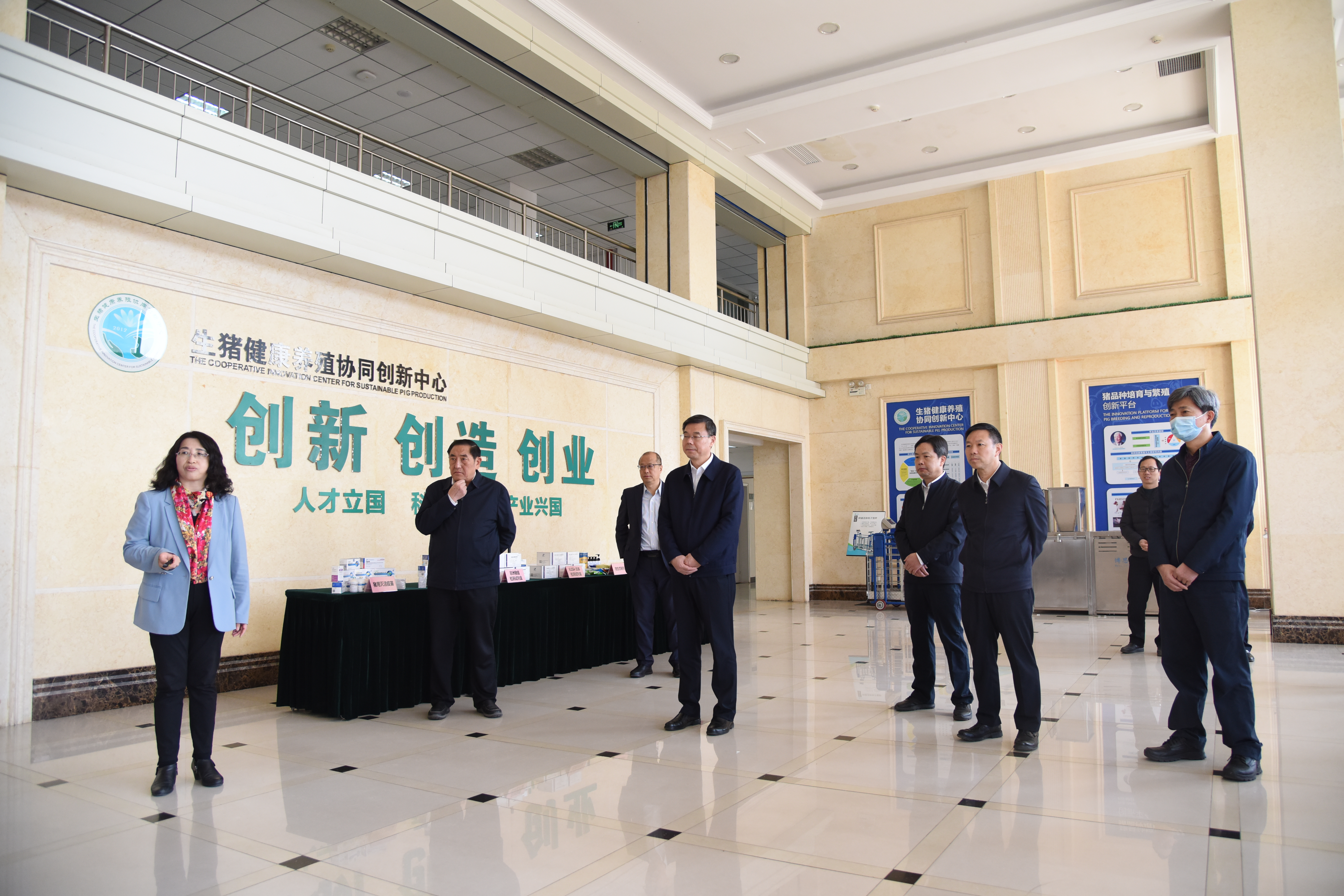 赵书红教授汇报生猪健康养殖方面成果情况(匡敏 摄)