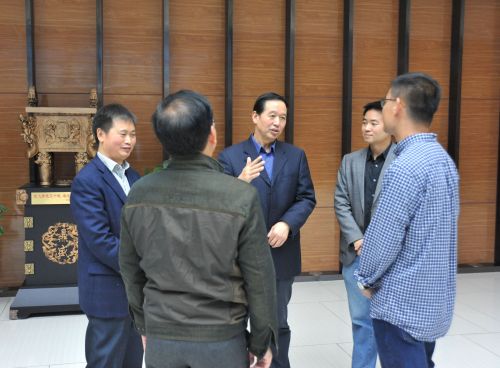 校党委书记李忠云和青年教师交流