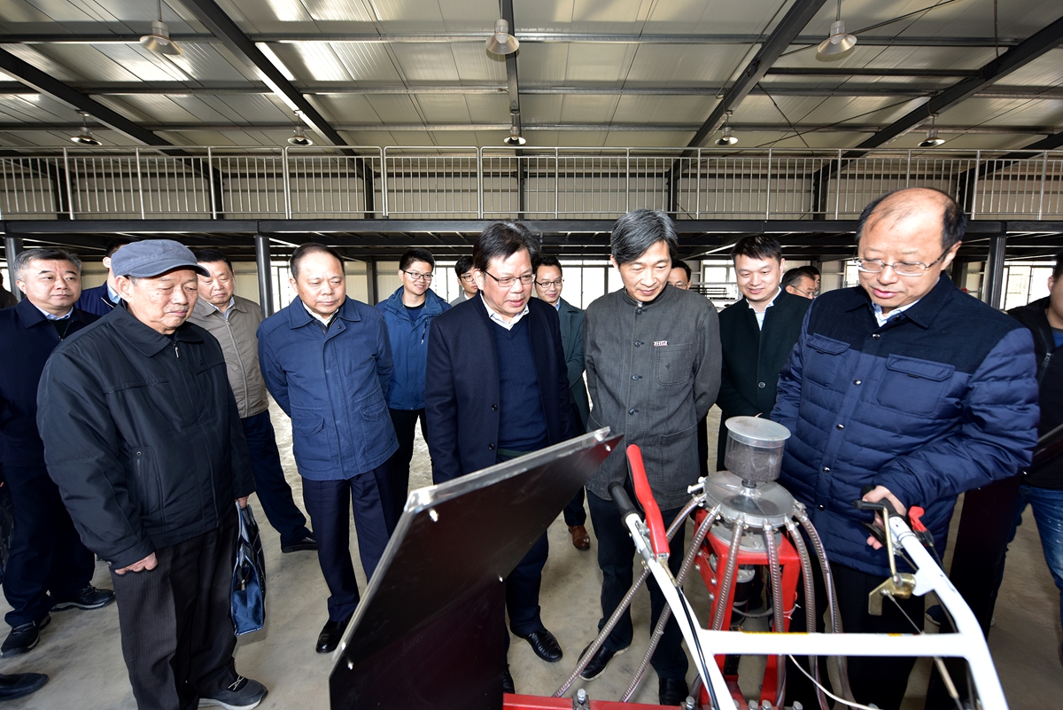 万勇一行调研国家油菜全程机械化科研基地_副本
