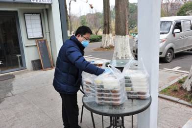 4饮食服务中心陈波为隔离点送餐